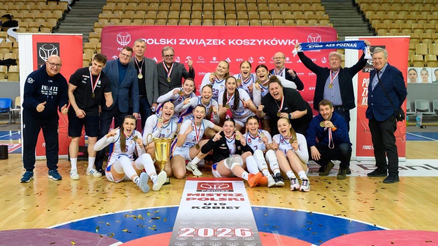 Juniorki Enea AZS z trenerami i działaczami cieszą się z pucharem i medalami mistrzostwa Polski U19 kobiet 2026.